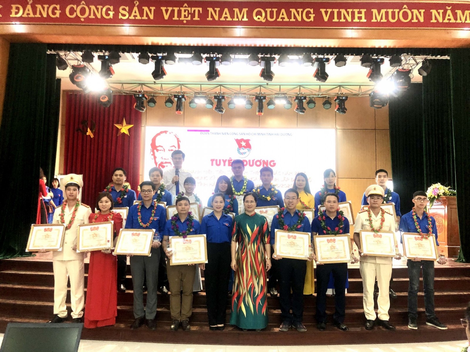 Phạm Văn Long Phước (hàng đầu, thứ 4 từ phải sang) chụp hình cùng lãnh đạo Tỉnh Đoàn